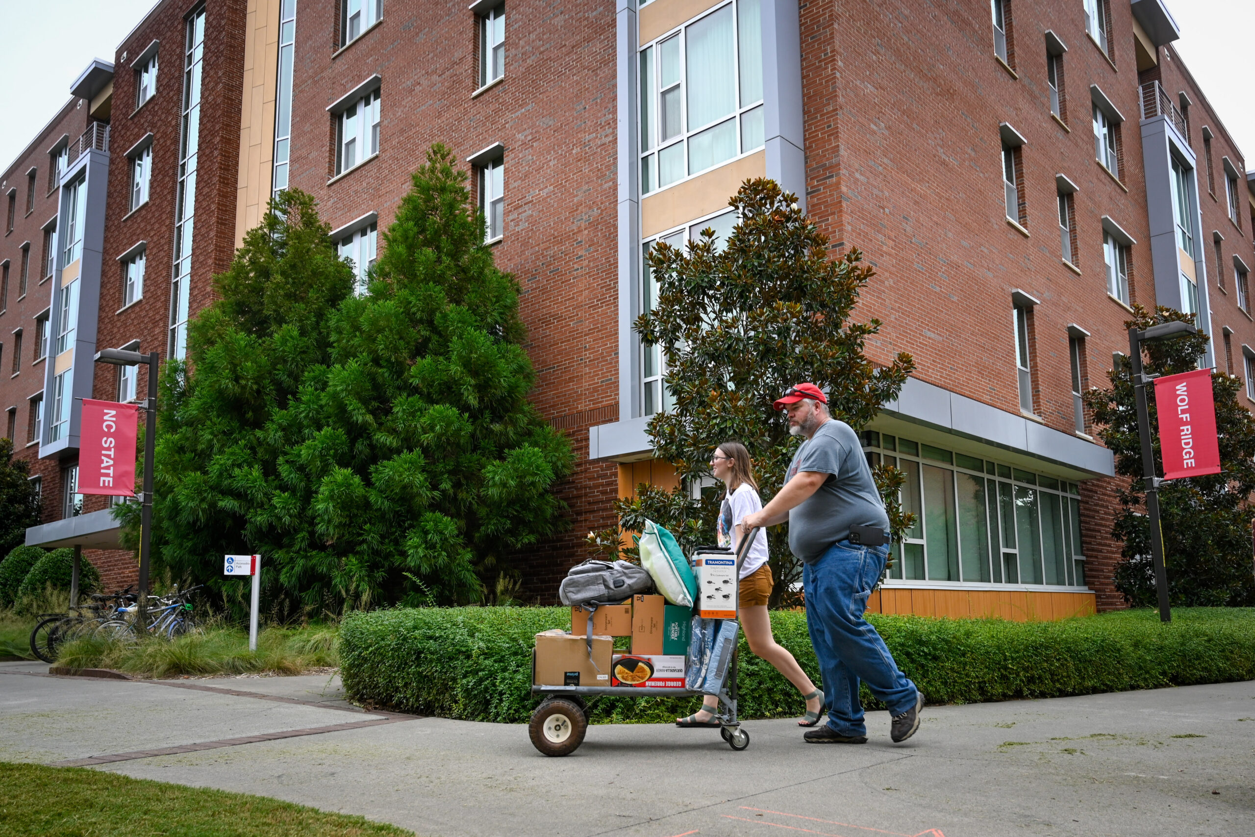 Student and family member moving into residence hall
